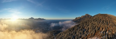 绿色和棕色山蓝天白天
